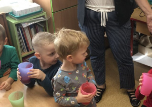 Dzieci i Pani Dyrektor degustują sok owocowo-warzywny
