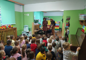 Dzieci biorą udział w koncercie.