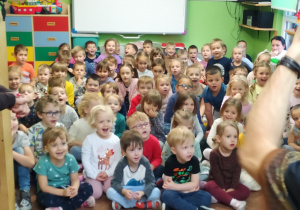 Dzieci biorą udział w koncercie.