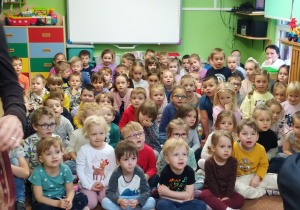 Dzieci biorą udział w koncercie.
