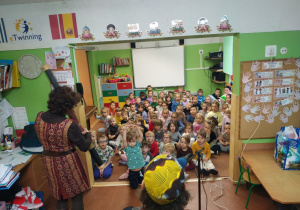 Dzieci biorą udział w koncercie.