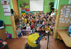Dzieci biorą udział w koncercie.