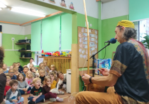 Dzieci biorą udział w koncercie.