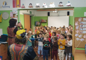 Dzieci biorą udział w koncercie.