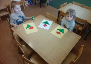 Dzieci wykonują kwiaty metodą origami.