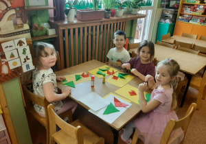 Dzieci wykonują kwiaty metodą origami.