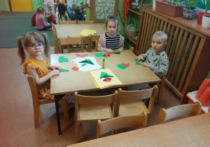 Dzieci wykonują kwiaty metodą origami.