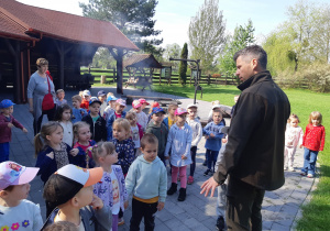 Dzieci słuchają informacji o lesie