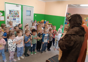 Dzieci uczestniczą w spektaklu