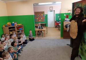 Dzieci oglądają przedstawienie