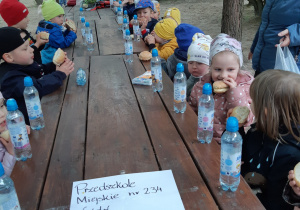 Dzieci jedzą drugie śniadanie