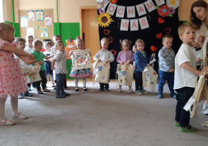 Dzieci wwręczają prezenty dla rodziców