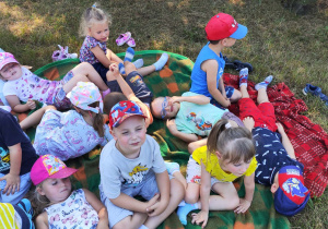 Dzieci odpoczywają na kocu