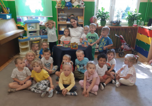 Zdjęcie grupowe dzieci i mamy dziecka z grupy II