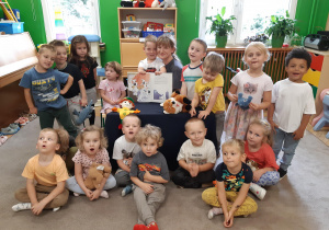 Zdjęcie grupowe dzieci i mamy dziecka z grupy II