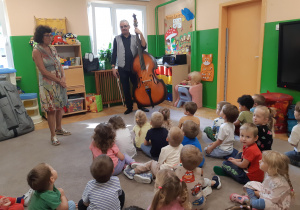 Dzieci słuchają konceru muzyków