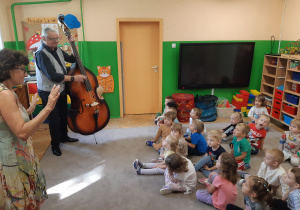 Dzieci słuchają konceru muzyków