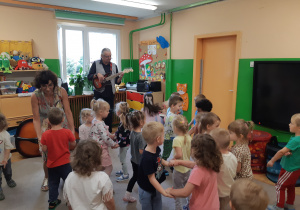 Dzieci aktywnie uczestniczą w koncercie muzyków
