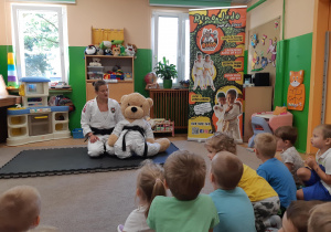 Dzieci słuchają informacji na temat historii judo