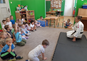 Dzieci uczestniczą w rozmowie na temat judo
