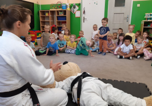 Dzieci poznają tajniki treningów judo
