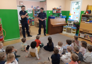 Dzieci słuchają informacji na temat bezpiecznego zachowania