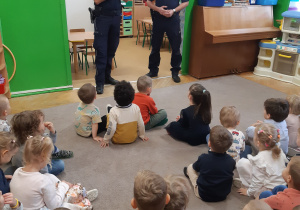 Dzieci słuchają informacji na temat bezpiecznego zachowania