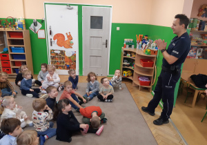 Dzieci słuchają informacji na temat bezpiecznego zachowania