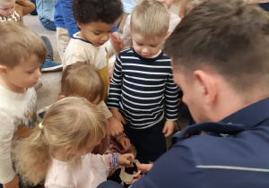 Dzieci oglądają kajdanki