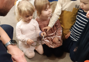 Dzieci oglądają kajdanki