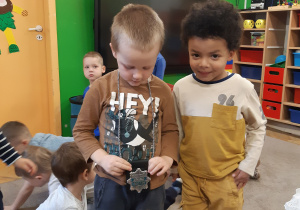 Dzieci oglądają odznakę