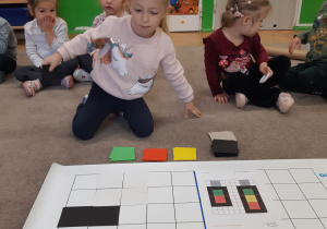 Dziewczynka układa według wzoru