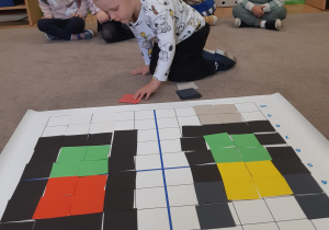 Dzieci układają według wzoru