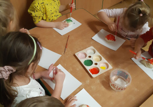 Dzieci malują farbami