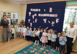 Zdjęcie grupy I z Panią Dyrektor i nauczycielką