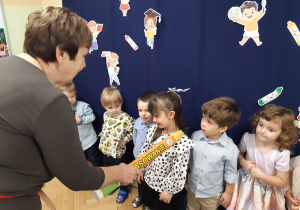 Pasowanie na przedszkolaka z udziałem Pani Dyrektor