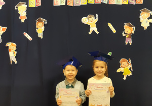 Zdjęcie dzieci z dyplomami
