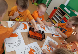 Praca plastyczna - wyklejanie dyni