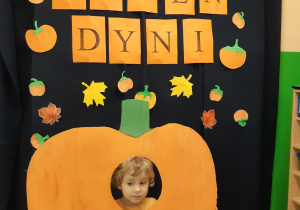 Zdjęcie dziecka na tle dekoracji