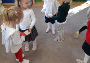 Zabawa ruchowa - Flagi