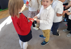 Zabawa ruchowa - Flagi