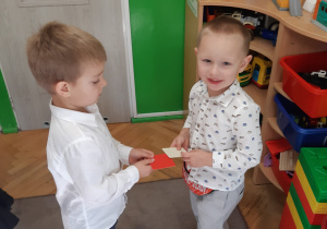 Zabawa ruchowa - Flagi