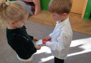 Zabawa ruchowa - Flagi