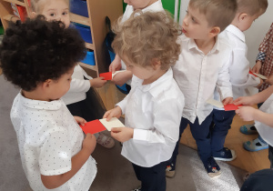 Zabawa ruchowa - Flagi