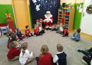 Dzieci oczekują na prezenty