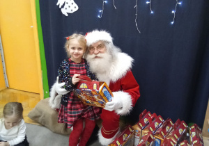 Zdjęcie dziewczynki z Mikołajem