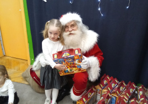 Zdjęcie dziewczynki z Mikołajem