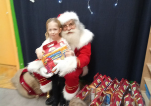 Zdjęcie dziewczynki z Mikołajem