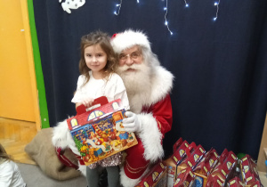 Zdjęcie dziewczynki z Mikołajem