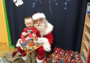 Zdjęcie chłopca z Mikołajem